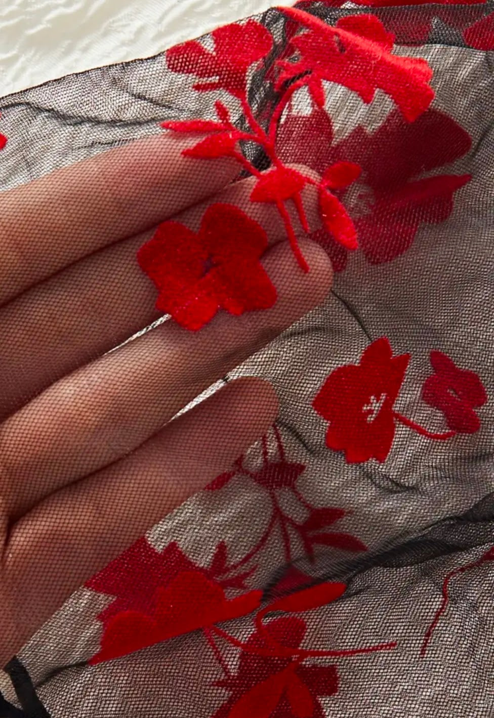 Set de lencería en blonda con detalles de flores