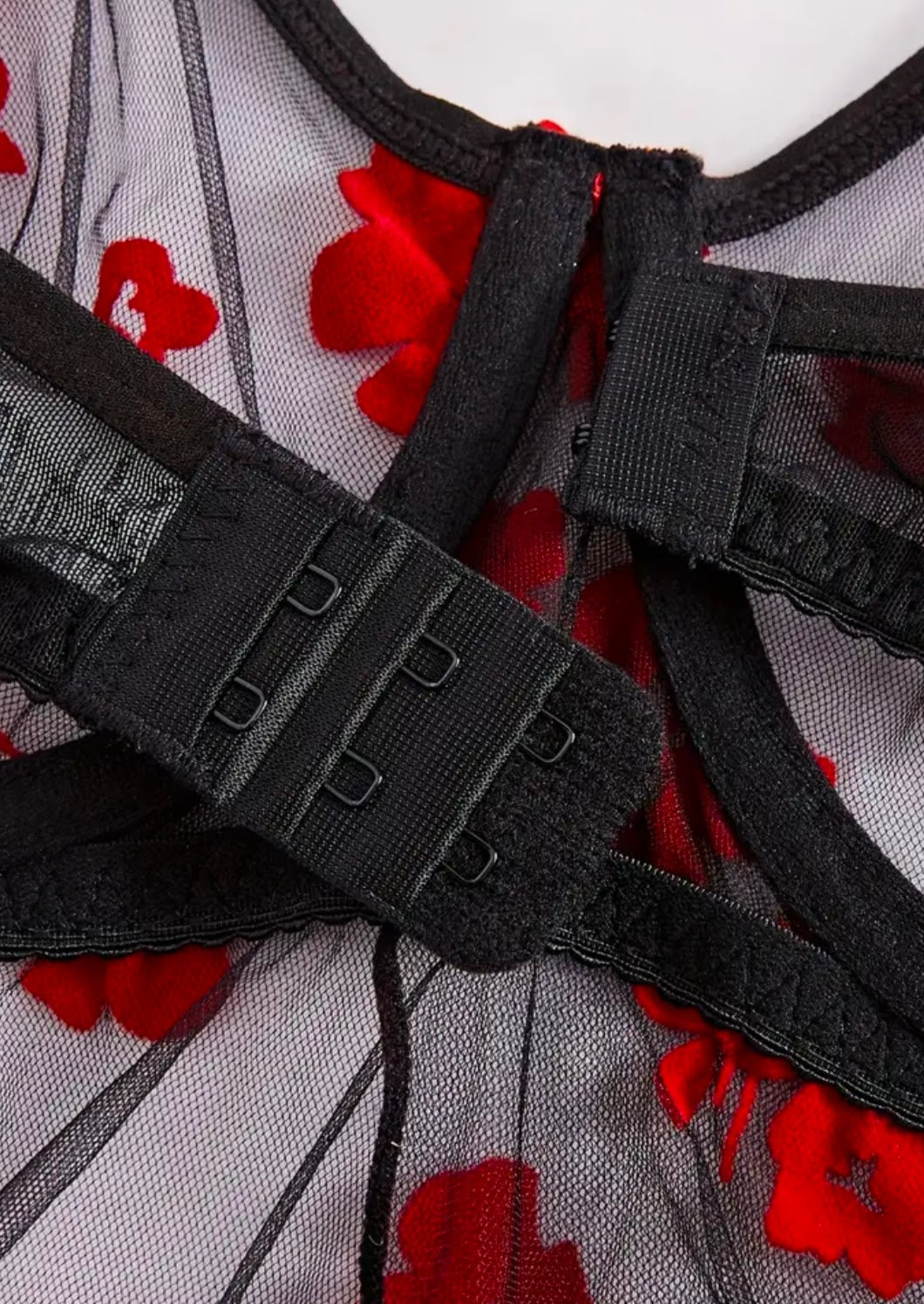 Conjunto de Lencería en Blonda con Detalles de Flores