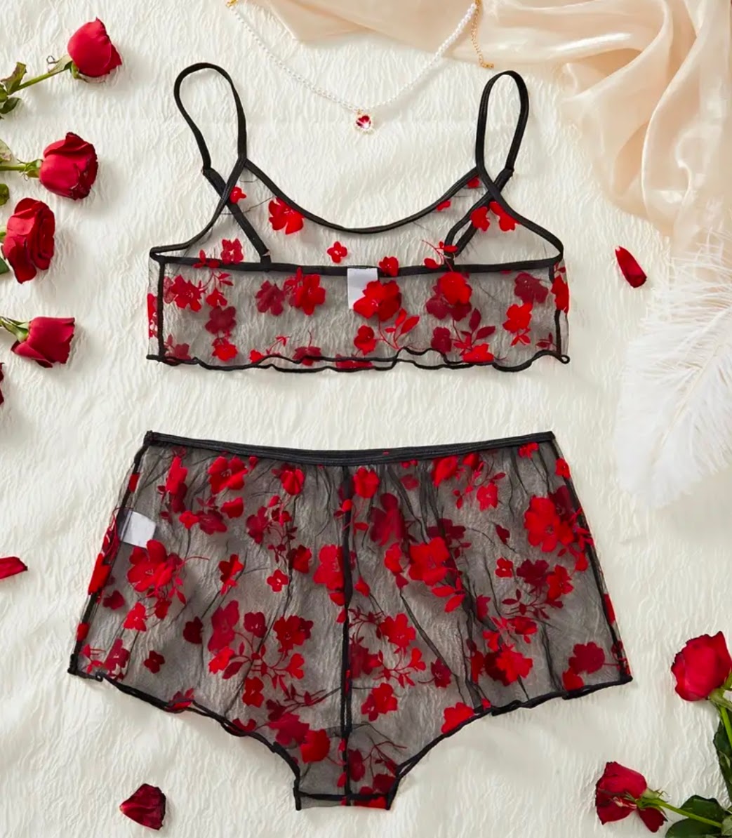 Set de lencería en blonda con detalles de flores