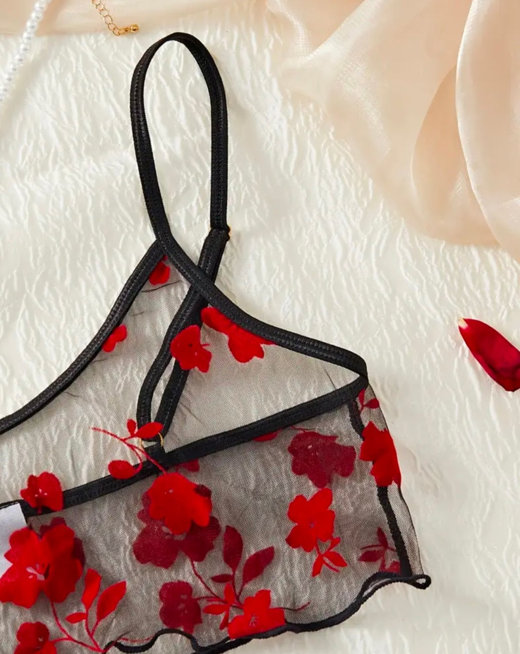 Set de lencería en blonda con detalles de flores