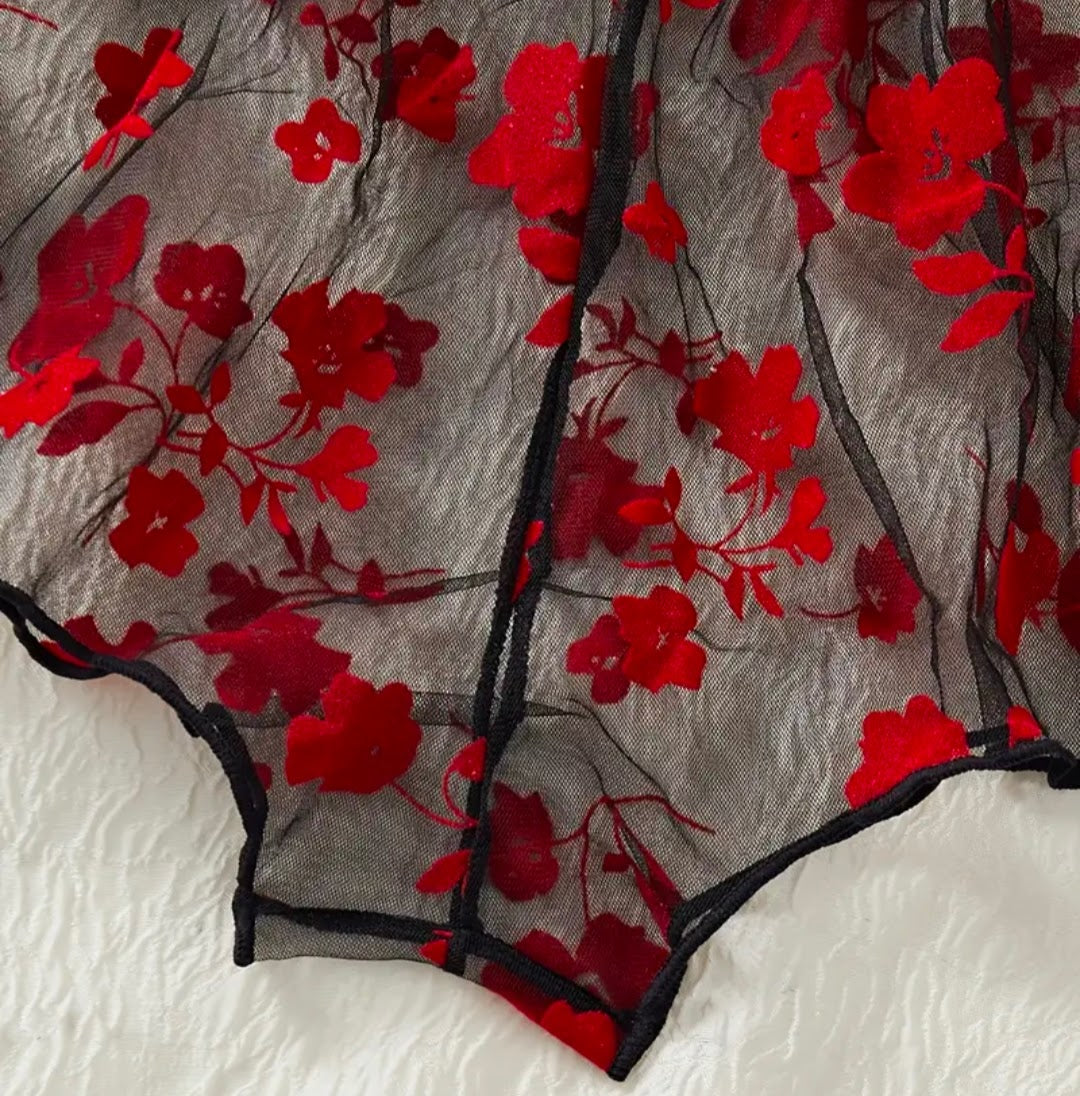 Set de lencería en blonda con detalles de flores