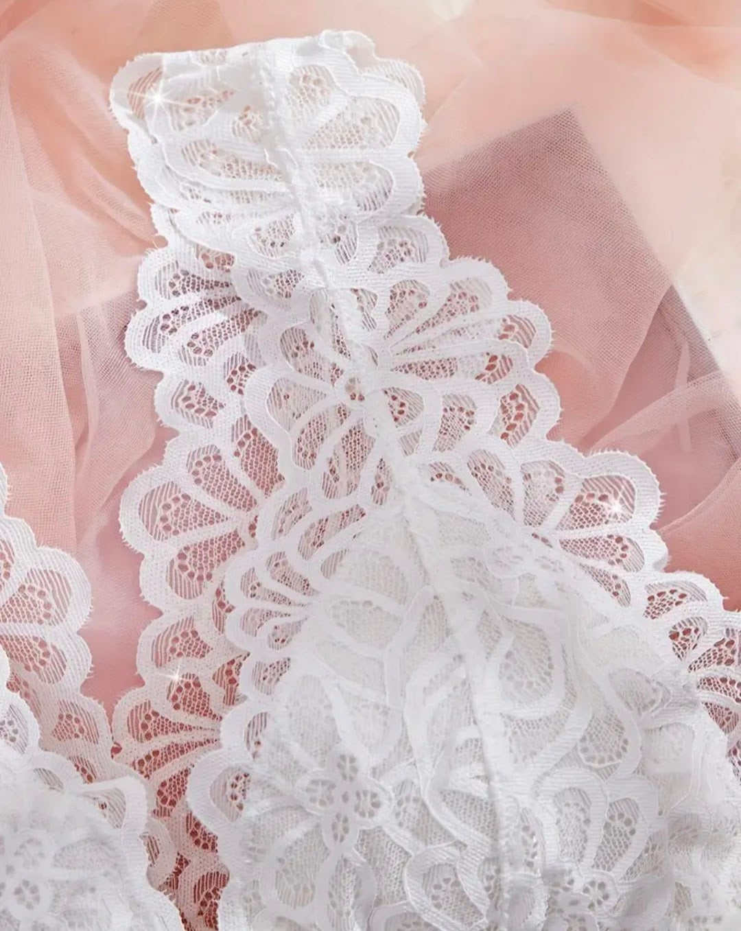 Sostén Elegante de Encaje Floral Blanco – Sin Espalda y Escote en V Profundo