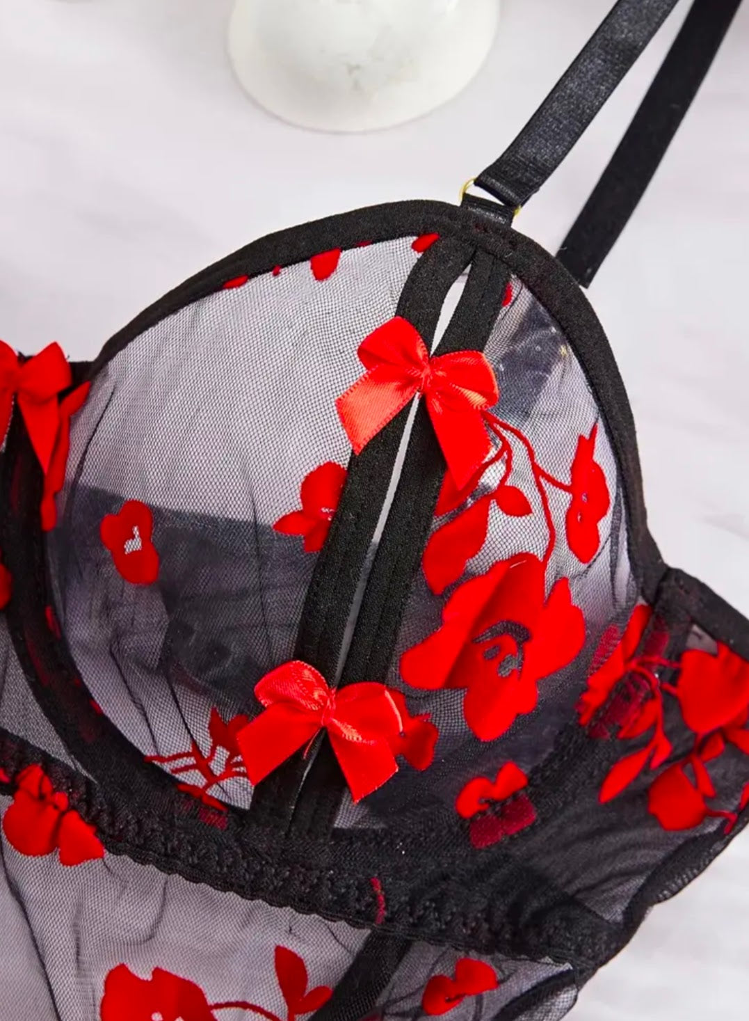 Conjunto de Lencería en Blonda con Detalles de Flores