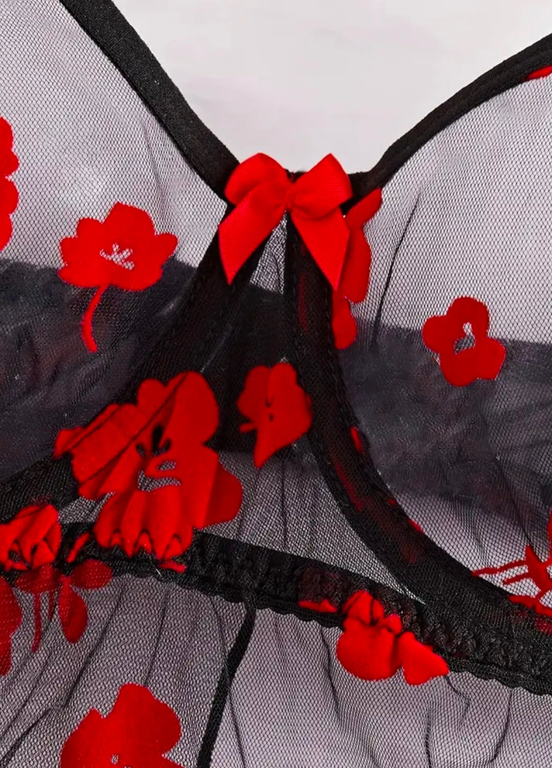 Conjunto de Lencería en Blonda con Detalles de Flores