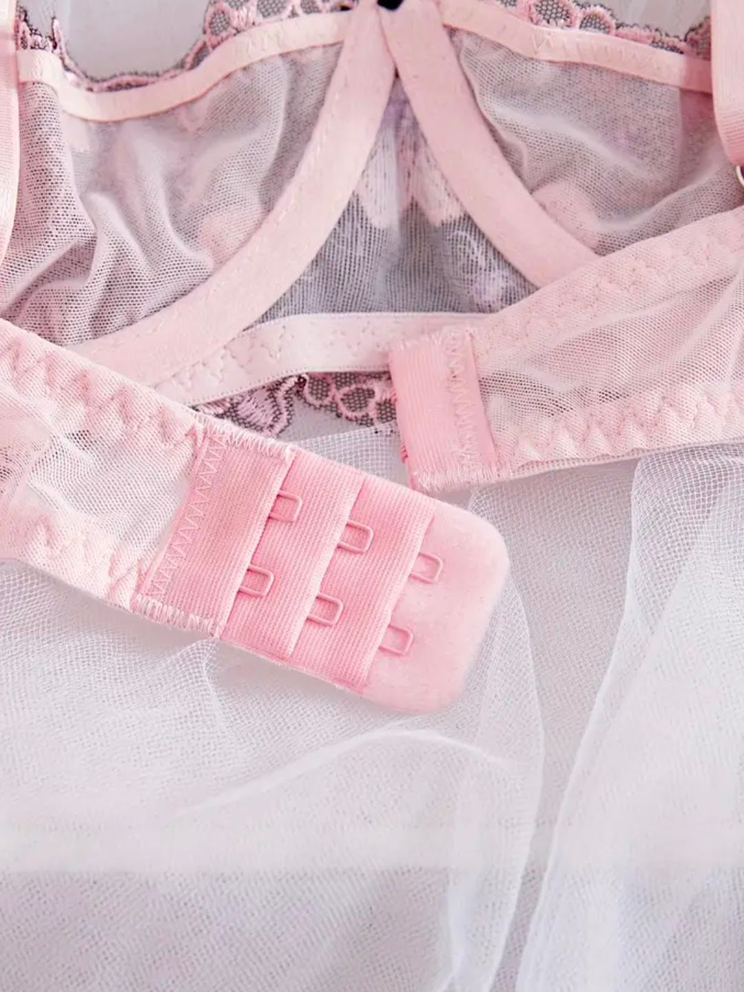 Conjunto de Lencería de Malla Bordada Floral – Rosa