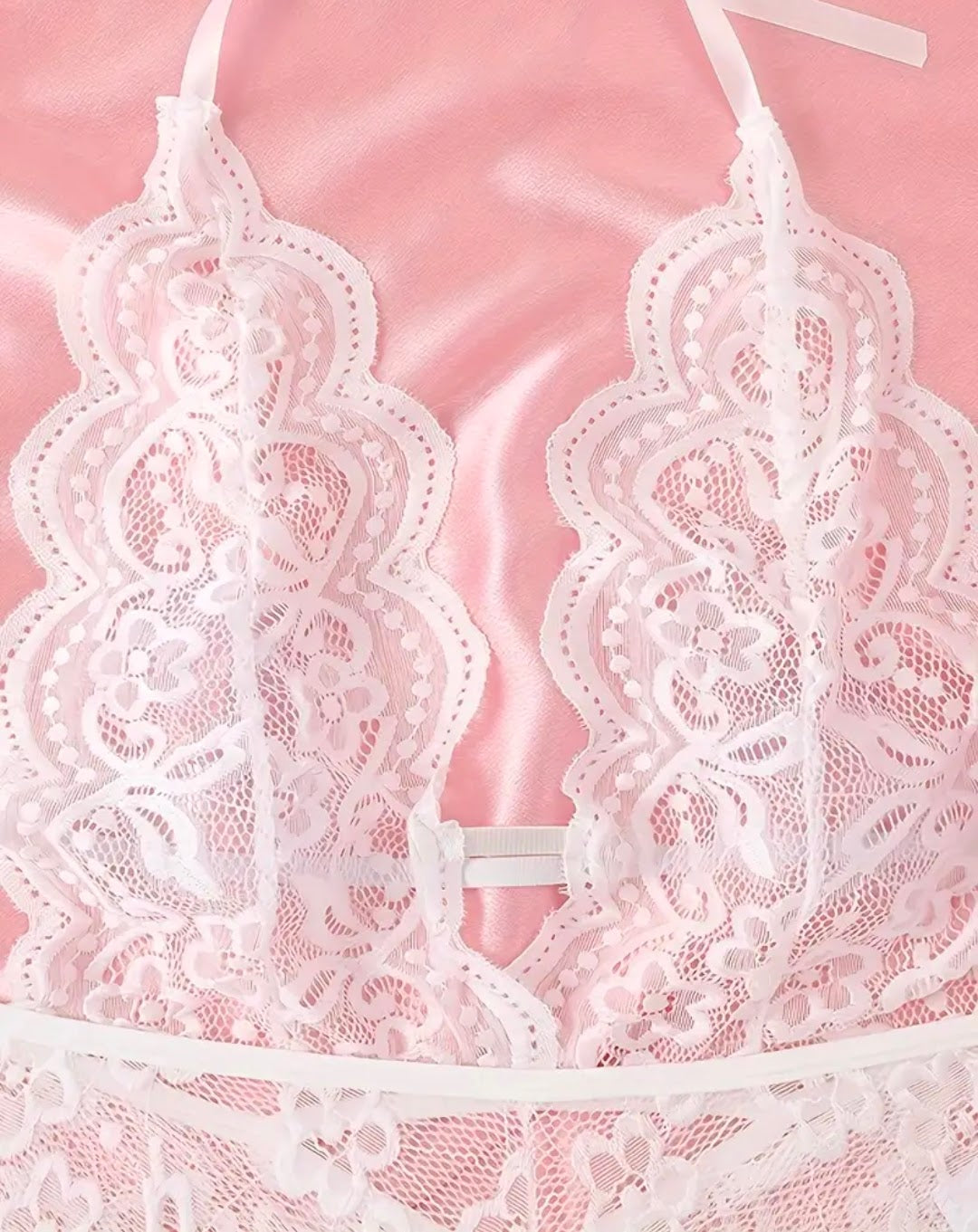 Lencería de Encaje blanco con abertura atrevida
